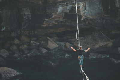 Seiltänzer über eine Schlucht