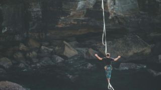 Seiltänzer über eine Schlucht